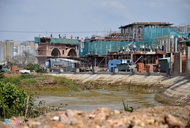 Những dự án bất động sản này đang được xây dựng rầm rộ cùng với nhà máy của hãng điện tử hình thành cách đó không xa.