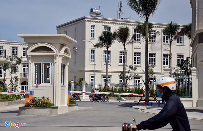 Ở khu vực xa hơn trên đường Đỗ Xuân Hợp, quận 9 là các dự án khu dân cư dành cho giới trí thức trẻ.