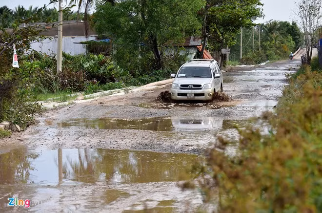 Xuống cấp trầm trọng nhất là đường Bưng Ông Thoàn, kết nối các dự án bất động sản với nhà máy công nghệ. Nhiều đoạn của tuyến đường này vừa nhỏ hẹp vừa không được đổ nhựa, xe cộ phải bò qua những ổ voi, ổ trâu đầy bùn, nước.