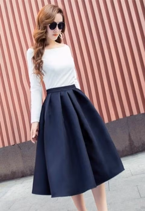 Chân váy tối màu là lựa chọn thông minh "bảo hộ" hoàn hảo cho nàng đùi to. 