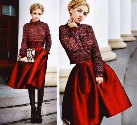 Chân váy xếp ly bồng bềnh với gam màu đỏ rực rỡ, nổi bật, chất liệu dày tạo độ phồng cho váy, bạn không những che đi được khuyết điểm đôi chân mà còn trở nên vô cùng hoàn hảo trong mắt chàng.