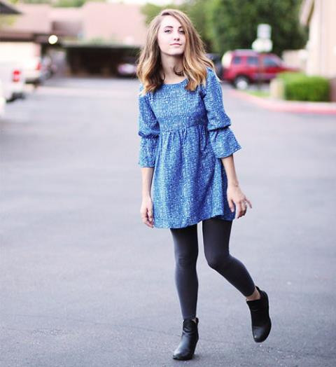 Quần legging tối màu ôm sát cũng là một lựa chọn thông minh. Chiếc quần này rất dễ phối đồ, bạn có thể chọn phối với áo váy nữ tính, điệu đà.