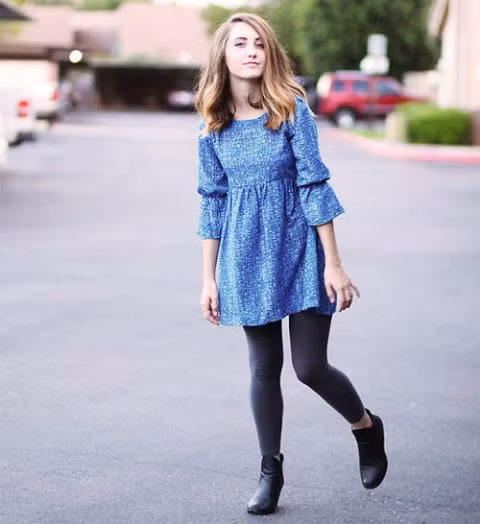 Quần legging tối màu ôm sát cũng là một lựa chọn thông minh. Chiếc quần này rất dễ phối đồ, bạn có thể chọn phối với áo váy nữ tính, điệu đà.