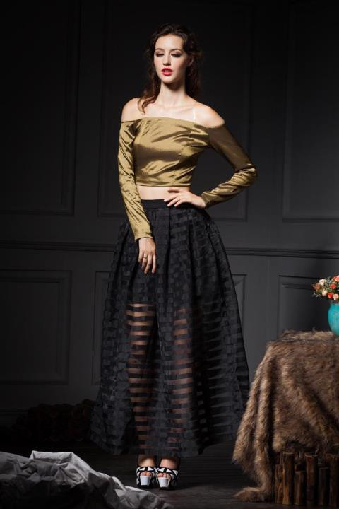 Hoặc bạn cũng có thể đánh lạc hướng điểm nhìn với bờ vai trần gợi cảm và vòng eo con kiến. Áo crop top dài tay trễ vai gợi cảm phối với chân váy dài chất liệu voan mỏng giúp bạn trở thành một quý cô vừa cổ điển, vừa gợi cảm, quý phái và sang trọng.