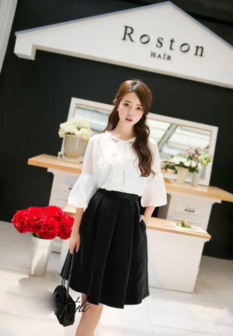 Độ dài của những chiếc váy ít nhất phải qua được đầu gối.