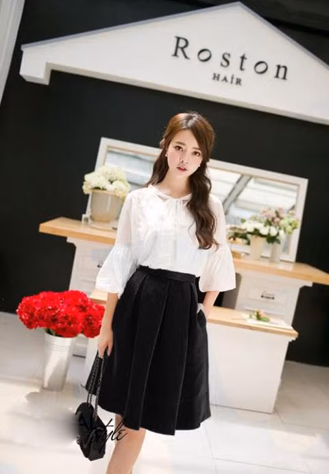 Độ dài của những chiếc váy ít nhất phải qua được đầu gối.