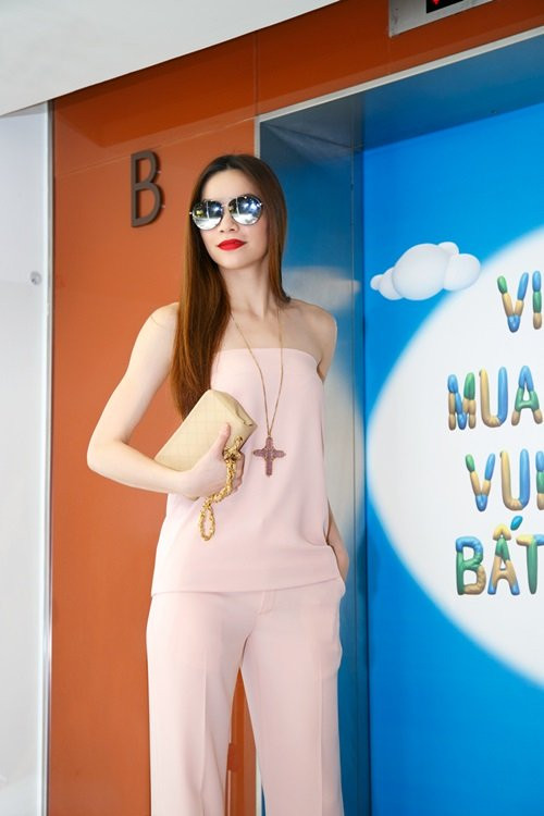 Được biết, nữ ca sĩ Hồ Ngọc Hà sắp cùng Tóc Tiên lên đường sang Thượng Hải tham dự một sự kiện và sẽ có dịp hội ngộ với David Beckham. Đây là lần thứ hai cô được gặp danh thủ này.