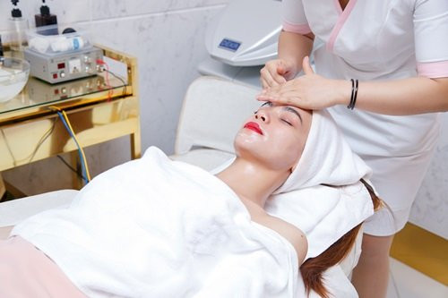 Hồ Ngọc Hà tranh thủ làm đẹp để chuẩn bị lên đường đi Thượng Hải.