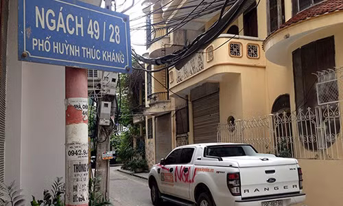 Lan dau tien chu xe o to bi xit son len tieng