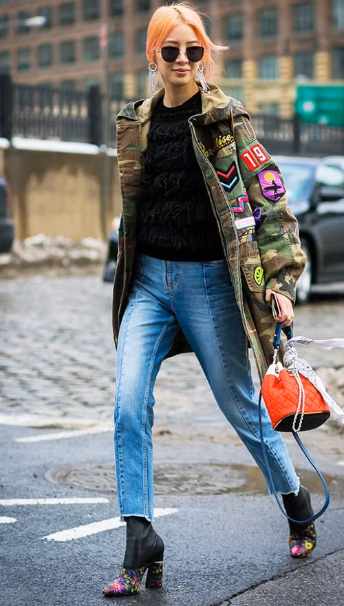 1. Bốt thêu họa tiết Xu hướng thêu họa tiết trên trang phục, giày dép vẫn rất được ưa chuộng trong năm 2017 này. Nếu ngại những trang phục thêu hoa sẽ gây khó khăn trong việc mix match, cứ diện đồ thật đơn giản, như là áo thun trắng và quần jeans, rồi thêm vào một đôi bốt thêu là đã đủ đẹp lắm rồi. Nên chọn kiểu bốt với chất liệu mỏng mảnh để đảm bảo bạn sẽ diện được trong nhiều kiểu thời tiết.