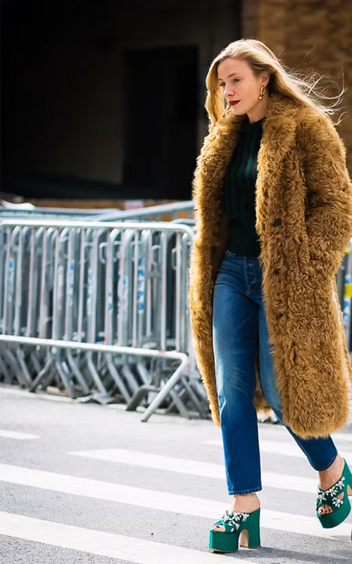 4. Giày platform Mùa xuân năm nay, những đôi sandal dáng platform với đủ màu sắc sẽ giúp các cô nàng “nghiện” jeans có thêm một phương tiện để hô biến kéo dài đôi chân cũng như thêm thắt điểm nhấn cho những mẫu jeans quen thuộc. Hãy mang những đôi platform cầu kỳ cùng với quần jeans dài vừa vặn đến mắt cá để khoe khóe được đôi giày đẹp!