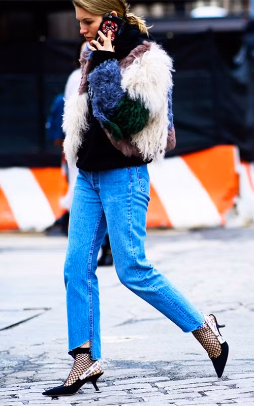 2. Giày kitten Những đôi giày cao chỉ từ 2-5cm, gót mảnh và nhọn hay còn gọi là “kitten heels” vẫn là lựa chọn số một của nhiều quý cô không giỏi đi giày cao gót. Với đôi giày này, họ có thể di chuyển trên ấy cả ngày không biết mệt, và quan trọng nhất là sự nhẹ nhàng của kitten heels phù hợp tuyệt đối với mọi dáng quần jeans, khiến bạn trở nên thanh lịch, duyên dáng hơn nhiều.