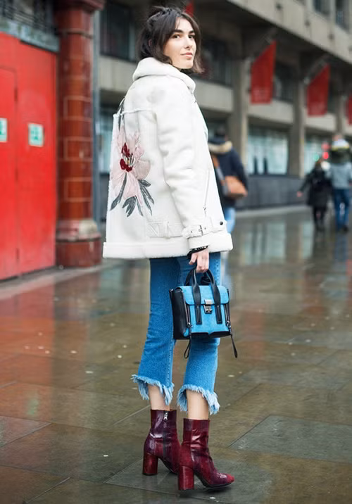 Một chiếc quần jeans muốn mặc đẹp không chỉ phụ thuộc vào kiểu áo đi cùng, mà còn phụ thuộc cả vào đôi giày bạn chọn. Chọn giày mang cùng để tôn vinh triệt để chiếc quần jeans đã kỳ công chọn lựa cũng là cả một nghệ thuật. Với những mẫu jeans đang hot năm nay như jeans rách nham nhở ở gấu, jeans lửng hay jeans cổ điển của bố, của mẹ, các bậc thầy về thời trang khuyên bạn nên sở hữu 1 trong 4 kiểu giày dưới đây nếu muốn diện những kiểu jeans kia thật đẹp, thật sành điệu: