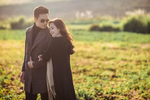 Có không ít chàng trai theo đuổi nhưng cô nàng lại chọn một anh chàng “lầy lội” như thế, chỉ bởi ở bên cạnh anh cô luôn được vui vẻ. Thu Hương cùng chồng chụp 5 bộ ảnh cưới ở nhiều địa điểm khác nhau. Trong đó, bộ ảnh cô yêu mến hơn cả là chụp ở căn nhà nhỏ tại quê nhà Hưng Yên - nơi bố cô đã sinh ra và qua đời ở đó. Trong bộ trang phục áo nâu, quần đen, cô dâu hot girl đẹp nền nã, dịu dàng.