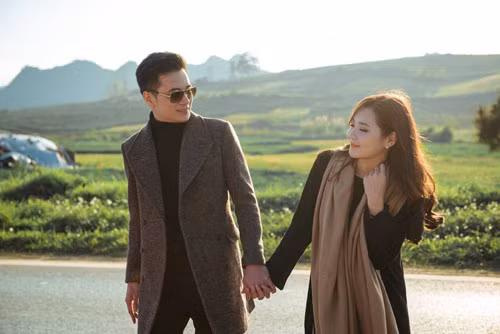 Một lần khác, mình giận anh ấy. Dỗ mãi không được, anh dừng xe giữa đường rồi mở cửa kính bảo: “Em không hết giận, anh cứ dừng ở đây cho mọi người đi qua ngó thấy mặt em. Hết giận mình đi tiếp”. Đúng là khùng mà, làm mình không dám giận nữa”, Thu Hương kể.