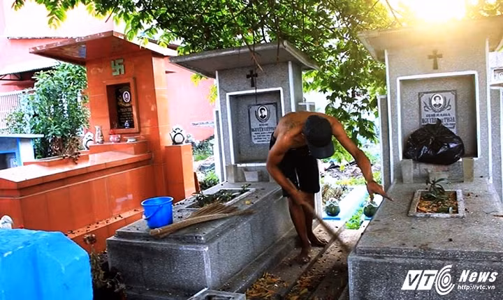 Đối với những người sống trong nghĩa trang, vì sống nhờ trên đất "người ta" nên sống phải có tâm. Hằng ngày họ vẫn đều đặn quét dọn, nhổ cỏ sạch sẽ xung quanh những ngôi mộ mà họ ở.