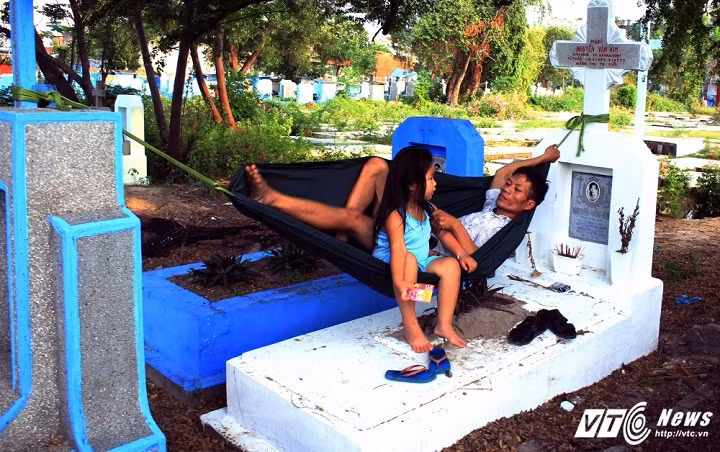 Khi được hỏi ở chung với hàng nghìn ngôi mộ có sợ không, hầu hết họ đều lắc đầu. "Hồi mới tới thì có sợ, giờ thì quen rồi, bình thường quá rồi. Mình sống không phá thì "người ta" cũng đâu có làm gì mình".