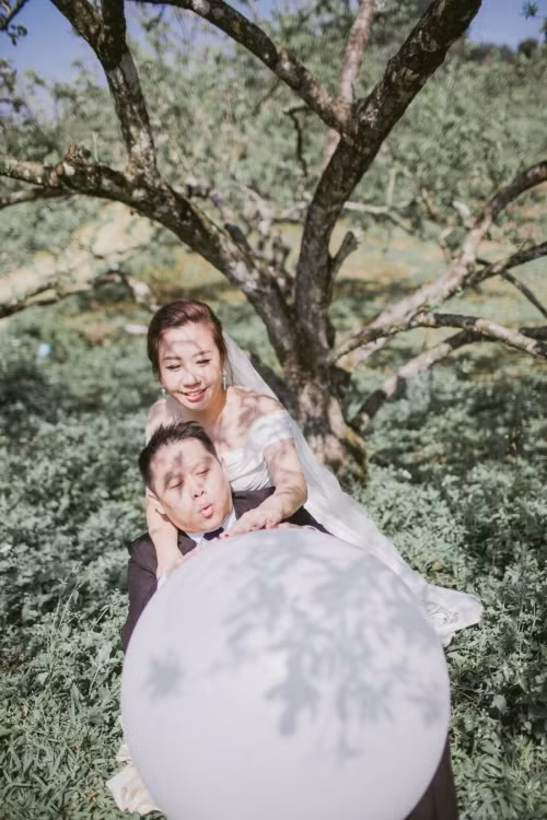 Eileen thích thú chia sẻ: “Anh ấy cầu hôn tôi vào đúng ngày Valentine khi ấy chúng tôi đang có một kỳ nghỉ tại một khách sạn. Anh ấy biết tôi không thích nhẫn kim cương giống hầu hết các cô gái khác nên anh đã cầu hôn tôi bằng một món quà đặc biệt đó là chiếc đồng hồ Rolex. Tôi cảm thấy bất ngờ và rất hạnh phúc”.