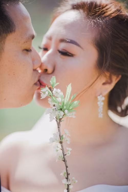 Vì suy nghĩ lại thoáng trong chuyện hôn nhân nên trong 5 năm đầu yêu nhau cả Kong và Eileen chia sẻ rằng họ thực sự không bao giờ nghĩ đến chuyện làm đám cưới với nhau. Nói về lý do không muốn làm đám cưới, Eileen cho biết: “Vì khi ấy chúng tôi vẫn chưa sẵn sàng về mặt tài chính, để rồi 3 năm tiếp theo chúng tôi mới bắt đầu tiết kiệm tiền vào một tài khoản chung”. Sau 9 năm tìm hiểu, yêu nhau vào một ngày đẹp trời Kong bất ngờ ngỏ lời cầu hôn Eileen, màn cầu hôn khiến cho Eileen đi từ bất ngờ đến hạnh phúc, Eileen cho rằng đây có lẽ là kỷ niệm đáng nhớ nhất của cô.