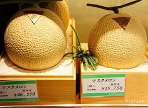 Giải nhiệt với dưa lưới siêu đắt Cũng tại Nhật Bản, có một loại dưa lưới nhìn bên ngoài như biết bao quả dưa khác. Tuy nhiên, mức giá bán của nó không hề rẻ. Giống dưa này được trồng ở tỉnh Yubari. Trong các cuộc đấu giá diễn ra hàng năm, dưa lưới Yubari được mua với giá ngất ngưỡng. Năm ngoái, một cặp dưa Yubari được mua với giá 1,6 triệu Yên. Khi bổ ra, bên trong là lớp cùi vàng, đưa lại hương vị thơm ngon, mát lành cho người thưởng thức. Chỉ là một loại quả rất bình thường nhưng nó đứng trong danh sách các sản phẩm hàng hiệu vì mức giá đắt. Cho nên nhiều người dùng dưa Yubari làm quà tặng bạn bè hay đồng nghiệp.