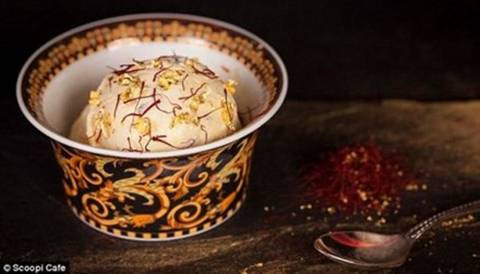 Kem rải vàng Quán cà phê Scoopi ở Dubai đã ra mắt món tráng miệng siêu đắt. Nguyên liệu chính là vani, kem thêm vào đó còn có nấm truffle siêu đắt, nghệ tây xuất xứ từ Iran. Ngoài ra, sau khi hoàn tất thành phẩm sẽ có một lớp vàng 23 carat được phủ lên trên bề mặt. Chiếc kem được đặt trong chiếc bát Versace. Mức giá mỗi viên kem loại này là 817 USD. Sau khi ăn, khách có thể mang thìa, bát về mà không cần phải xin phép.