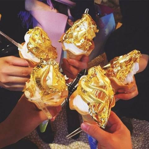 Một nhà hàng ở Nhật Bản đã ra mắt kem ốc quế dát vàng có giá 1000 Yên dành cho giới đại gia. Loại kem này có tên là Kagaya Cremia. Ngoài lớp dát vàng bên ngoài, hương vị của nó vẫn là vani truyền thống. Tuy nhiên, lớp phủ vàng khá mỏng, khi ăn sẽ như một lớp kem, không cứng hay thô như socola. Lá vàng được phủ bên ngoài kem là lá mạ vàng Bettori. Trong thành phần kem là sữa tươi nguyên chất, mức nhiệt độ hợp lý là bí quyết để kem có hương vị ngon.