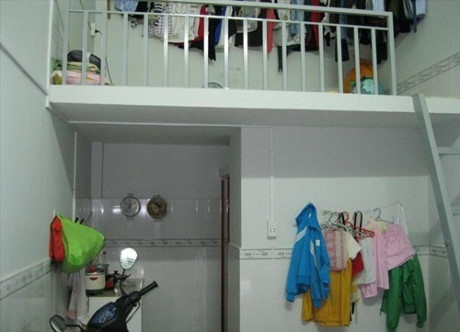 Diện tích của phòng trọ rộng 4m và dài 5m được chia như sau: 2m trong cùng được sử dụng làm nhà vệ sinh và tủ quần áo âm tường, chiều cao trần là 2.2m, chiều cao lên tới đỉnh là 2.3m, đối diện phòng vệ sinh là phòng bếp nhỏ gọn có tủ bếp (tủ trên + tủ dưới). Bên ngoài là tủ lạnh và máy giặt, máy giặt có thể để trong nhà vệ sinh. 3m bên ngoài để làm phòng khách tiếp khách và khu ăn uống cho gia đình. Cầu thang đi lên trên gác lửng là cầu thang bằng gỗ, trên gác lửng làm thêm vách ngăn gỗ, giường ngủ và kệ tivi