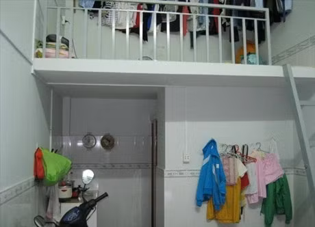 Diện tích của phòng trọ rộng 4m và dài 5m được chia như sau: 2m trong cùng được sử dụng làm nhà vệ sinh và tủ quần áo âm tường, chiều cao trần là 2.2m, chiều cao lên tới đỉnh là 2.3m, đối diện phòng vệ sinh là phòng bếp nhỏ gọn có tủ bếp (tủ trên + tủ dưới). Bên ngoài là tủ lạnh và máy giặt, máy giặt có thể để trong nhà vệ sinh. 3m bên ngoài để làm phòng khách tiếp khách và khu ăn uống cho gia đình. Cầu thang đi lên trên gác lửng là cầu thang bằng gỗ, trên gác lửng làm thêm vách ngăn gỗ, giường ngủ và kệ tivi