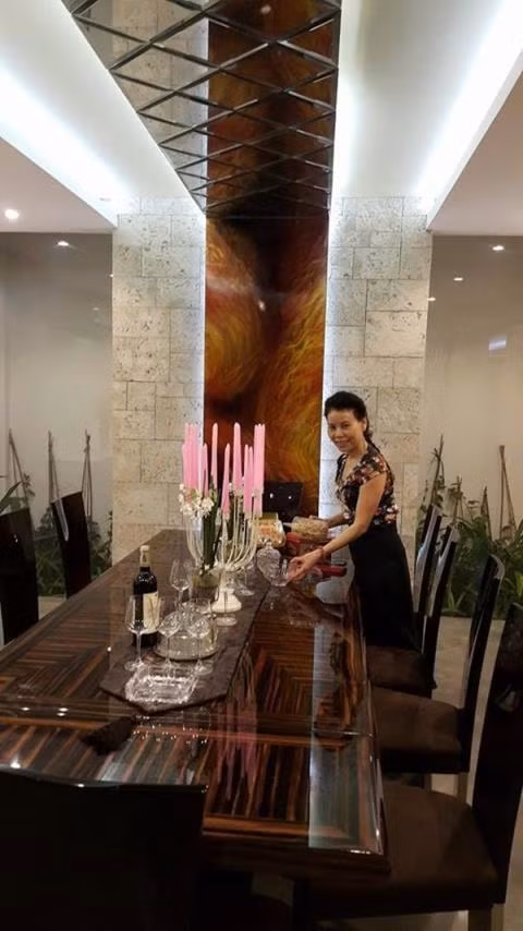 Hiện tại, Hồ Ngọc Hà đang sống trong ngôi biệt thự với bố mẹ đẻ và bé Subeo. Những tưởng cuộc sống của Hồ Ngọc Hà trong ngôi biệt thự sẽ như “ông hoàng, bà chúa” nhưng gia đình cô lại có cuộc sống giản dị. Mẹ Hồ Ngọc Hà thường là người chuẩn bị bữa cơm cho cả gia đình. Bà vẫn trồng rau sạch ở mảnh đất trống trước cửa nhà.