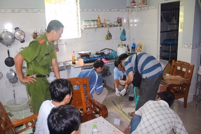 Cơ quan chức năng khám nghiệm hiện trường.