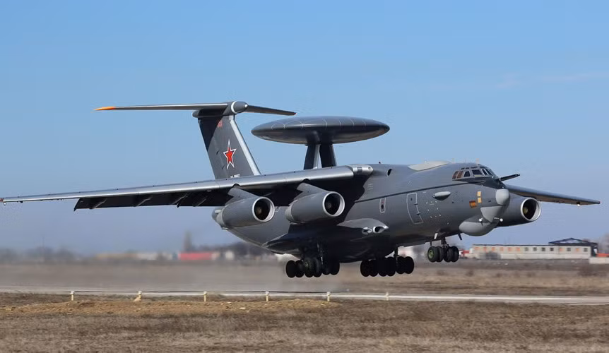 Máy bay A-50U được trang bị “các máy tính hiện đại, thiết bị thông tin liên lạc vệ tinh cải tiến giúp hiệu suất hoạt động và độ tin cậy của hệ thống thiết bị điện tử trên máy bay được tăng lên đáng kể”. (Ảnh: defence24)