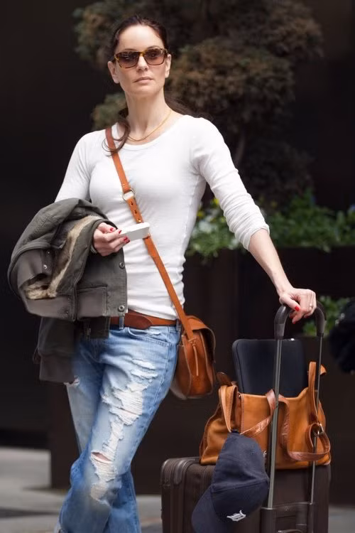 Cô có phong cách bụi bặm, cá tính.