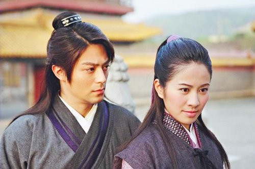 Sau một thời gian chật vật với dòng phim thần tượng ở quê nhà, Hoắc Kiến Hoa đã quyết định “khăn gói” sang Đại lục đóng phim. Thiên hạ đệ nhất là bộ phim cổ trang đầu tiên anh nhận sau khi tới Đại lục. Và không phụ lòng mong đợi của nam diễn viên điển trai, bộ phim đã giúp anh có vị trí nhất định trong làng giải trí nhờ vai Quy Hải Nhất Đao. Chuyện tình cảm động của anh và nữ diễn viên TVB Diệp Tuyền (vai Thượng Quan Hải Đường) trong phim được khán giả rất yêu thích. Thậm chí, cặp đôi còn dính nghi án phim giả tình thật vì thường xuyên bị bắt gặp đi chơi đêm với nhau.