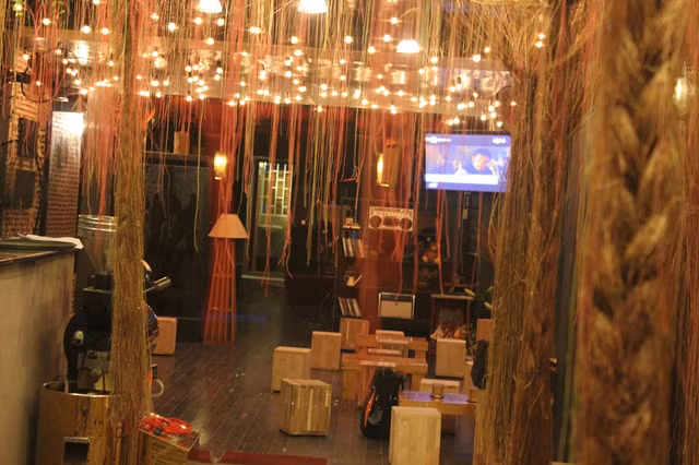 Dây tơ hồng thái Rất được người trồng ưa chuộng không do màu hoa sặc sỡ, cũng không do dạng lá đẹp hay thân lạ, mà là do hệ thống rễ bất định mọc ở các nách lá chạy dọc suốt thân cành của. Những rễ này buông thõng mềm mại, màu hồng thắm khi còn non rồi chuyển qua vàng xám khi già dần. Khi được trồng cho leo vắt ngang thẳng tấp theo ban-công nhà hoặc leo trải rộng trên mặt giàn, các rễ lần lượt buông thõng xuống, thân cành vươn đến đâu, rễ lại buông đến đấy, tạo thành một bức rèm thiên nhiên tuyệt đẹp và làm mát trong những ngày hè.