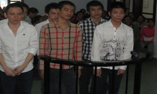 Bi kich an vi mot cai tat tiep vien quan den mo