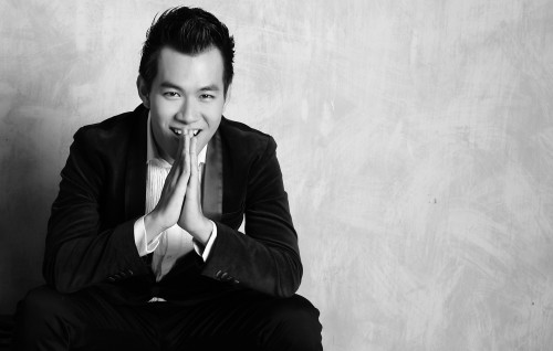 MV của Hồ Trung Dũng luôn chỉn chu từ kịch bản, từng góc quay, ánh sáng đến diễn xuất của diễn viên khiến người xem tưởng như mình đang chìm trong một bộ phim điện ảnh ngắn chứ không phải chỉ là một video ca nhạc đơn thuần. MV “Thênh thang” là một MV như thế.