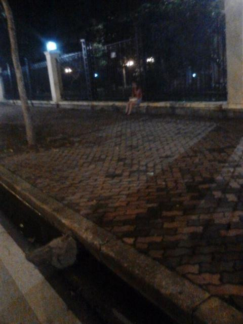 Dù Hà Nội đã chuyển rét và nhiều khi kèm theo những cơn mưa nhưng gái mại dâm vẫn tích cực hành nghề. Ảnh: Nam Phong