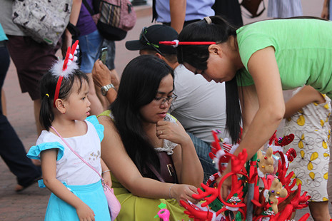 Phụ huynh lựa chọn nón cài đầu hình tuần lộc cho con.