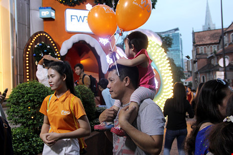 "Do sắp đi công tác nên phải tranh thủ dẫn con đi chơi Noel sớm" - anh Hoan (quận 1) chia sẻ.