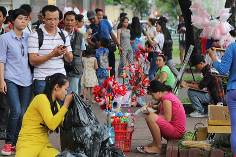 Bày bán nón và các vật dụng chơi Giáng sinh tấp nập trước Diamond Plaza.