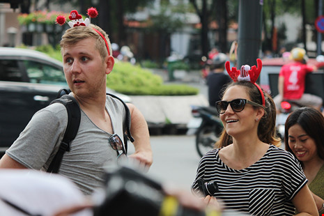 Những người khách nước ngoài vui tính cũng háo hức với không khí cuối năm của TP.