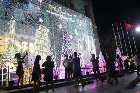 Trung tâm thương mại Vincom Center (quận 1) cũng có rất đông người dân đến chụp ảnh.