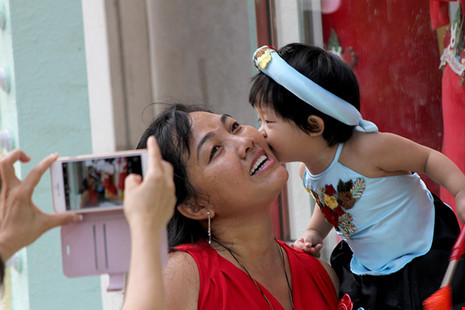 Khoảnh khắc tình cảm trong đêm Noel sớm.