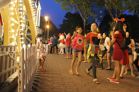 Các gia đình tranh thủ ngày cuối tuần đưa con xuống phố dạo chơi và chụp ảnh Noel sớm.