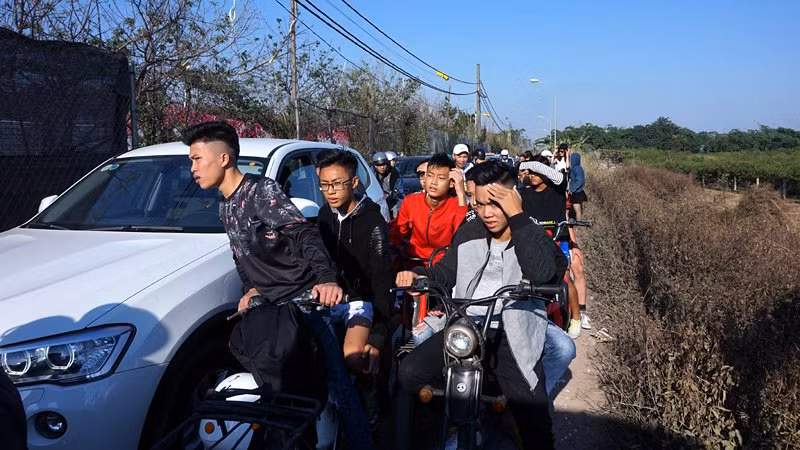 Con đường dẫn vào khu Bãi Đá liên tục ách tắc.