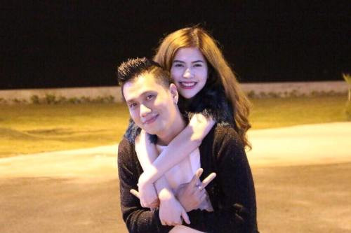 Cả hai thường xuyên đi du lịch cùng nhau và tìm hiểu trong một thời gian dài trước khi tiến đến hôn nhân. Mặc dù Việt Anh đã trải qua một lần đổ vỡ và có con riêng nhưng điều này được bạn gái chia sẻ. Đó cũng là lý do đưa họ đến đích trong câu chuyện tình cảm.