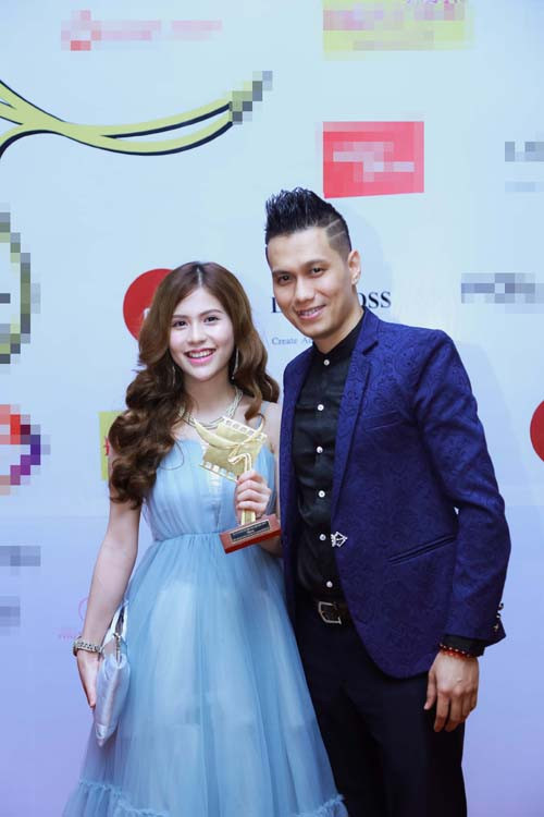 Tại sự kiện trao giải Cánh diều vàng 2016, Trần Hương xác nhận cô và Việt Anh đã kết hôn, hiện nay cô đã là vợ chính thức của nam diễn viên điển trai.