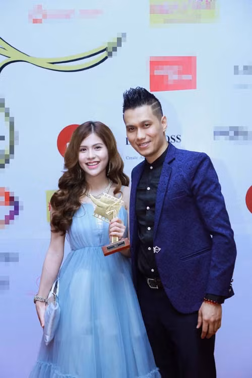 Tại sự kiện trao giải Cánh diều vàng 2016, Trần Hương xác nhận cô và Việt Anh đã kết hôn, hiện nay cô đã là vợ chính thức của nam diễn viên điển trai.