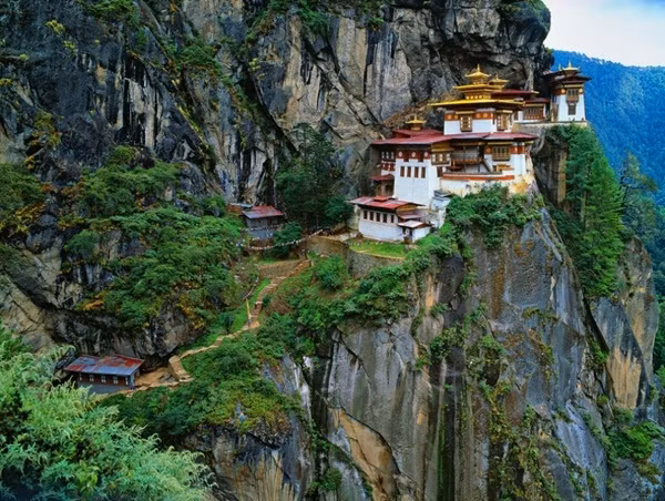 7. Tu viện Paro Taktsang, Bhutan Tu viện nằm trên một vực thẳm mênh mông bên vách núi cao 3.120m trong thung lũng Paro. Tên của tu viện có nghĩa là "hang cọp". Theo truyền thuyết, tu sĩ Padmasambhava bay vào hang động này trên lưng của một con hổ và sau này nó hóa thành vợ ông.