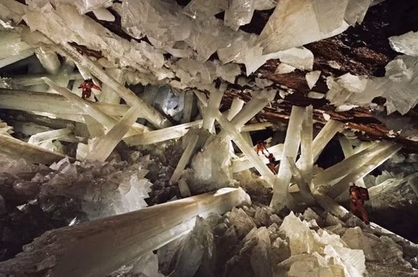 8. Hang pha lê Crystal, Mexico Nằm ở độ sâu 300m dưới thị trấn Naica, hang động này rất độc đáo vì có những tinh thể trong suốt khổng lồ có thể cao đến 11m. Do nhiệt độ cực cao (48°C), độ ẩm và lượng hydro sunfua tương đối cao cũng như độ giòn của các tinh thể nên du khách không được vào nơi này.